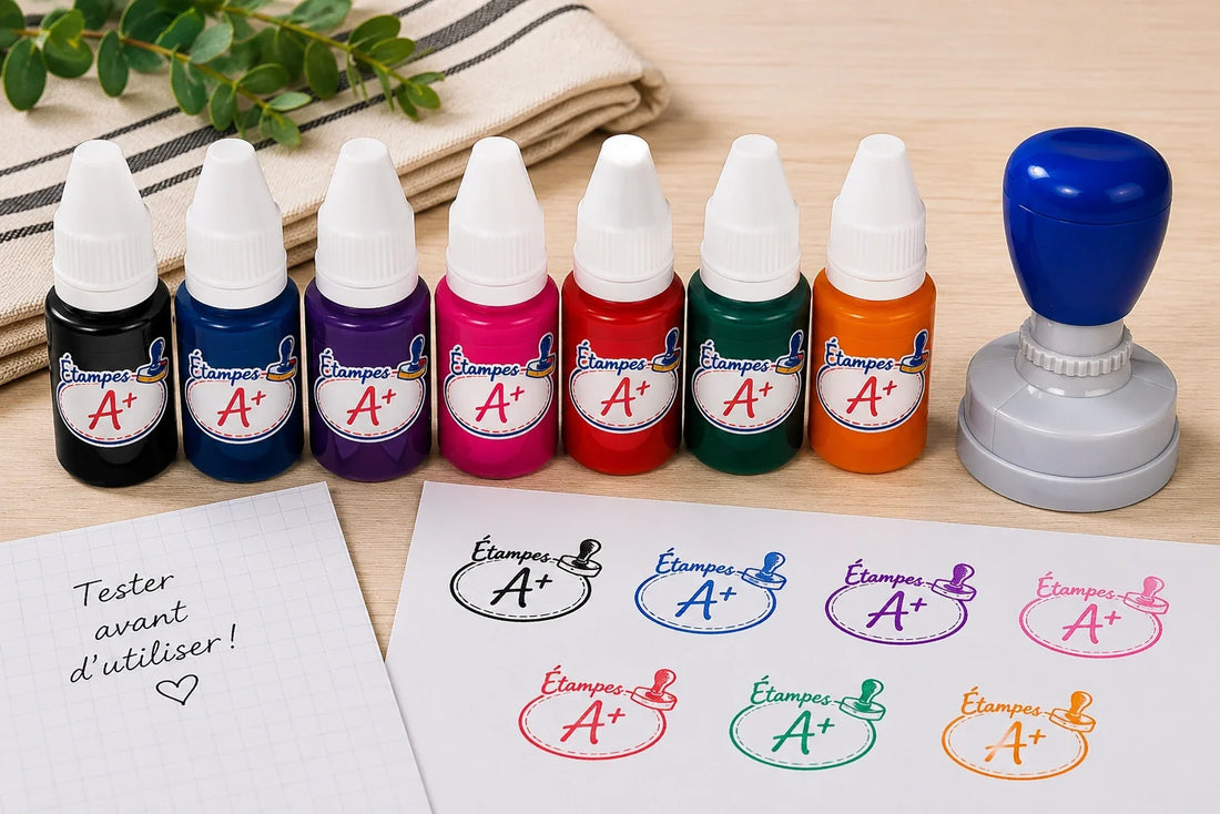 Bouteilles d’encre colorées pour réencrer une étampe avec poignée ronde bleue et impressions de test