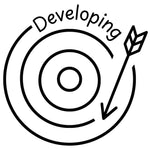 Étampe pour enseignant en anglais « Developing » avec cible et flèche en progression - encre noire