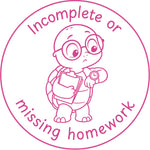 Étampe pour enseignant en anglais « Incomplete or missing homework » avec tortue regardant sa montre - encre rose
