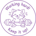 Étampe pour enseignant en anglais « Working hard! Keep it up! » avec chat soulevant des poids - encre mauve