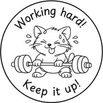Étampe pour enseignant en anglais « Working hard! Keep it up! » avec chat soulevant des poids - encre noire