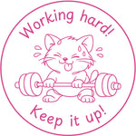 Étampe pour enseignant en anglais « Working hard! Keep it up! » avec chat soulevant des poids - encre rose
