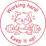 Étampe pour enseignant en anglais « Working hard! Keep it up! » avec chat soulevant des poids - encre rouge