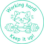 Étampe pour enseignant en anglais « Working hard! Keep it up! » avec chat soulevant des poids - encre verte
