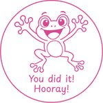 Étampe pour enseignant en anglais « You did it! Hooray! » avec grenouille qui célèbre - encre rose