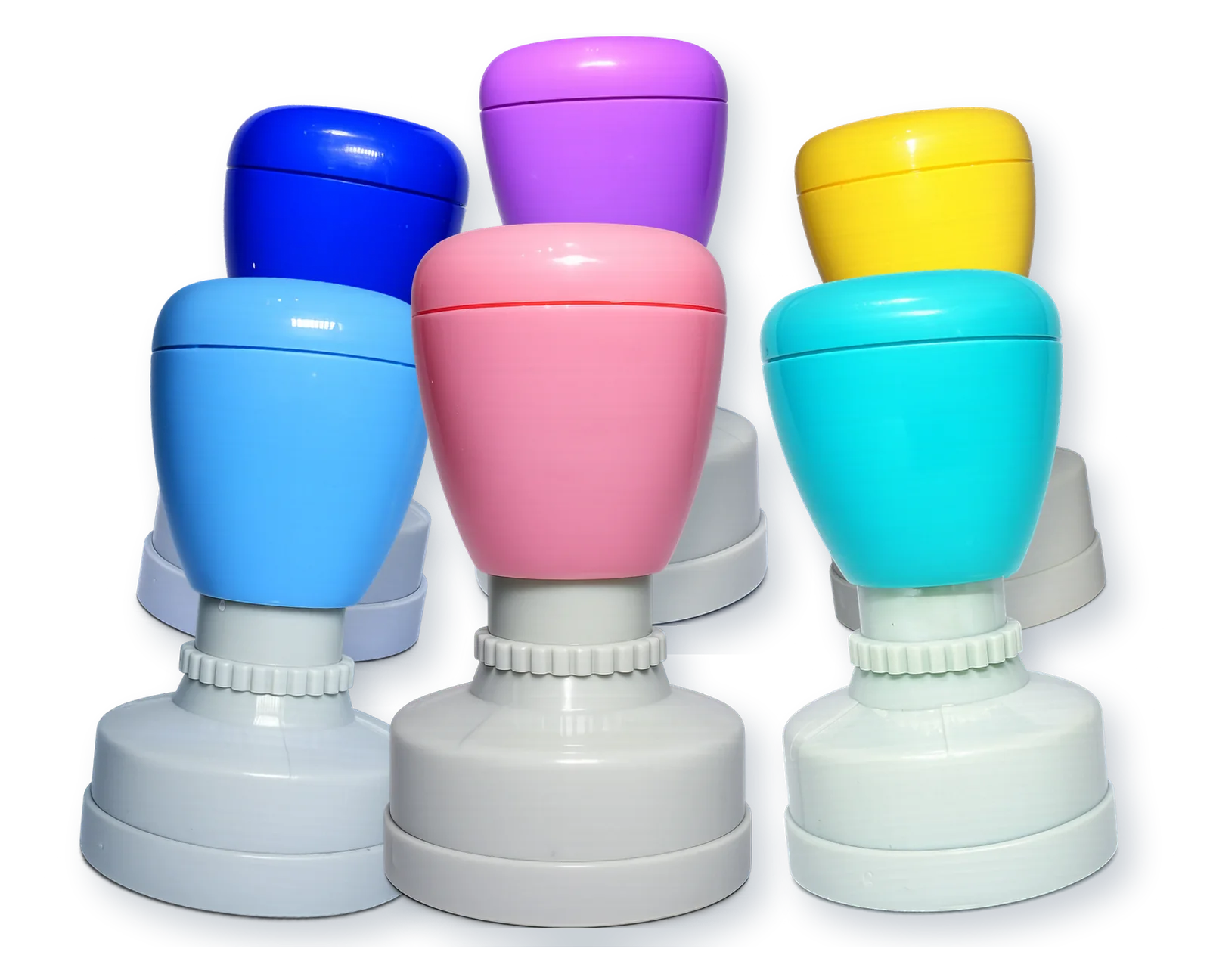 Six étampes A+ avec des poignées bleue, bleu pâle, jaune, mauve, rose et turquoise